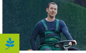 Gärtner mäht Rasen.